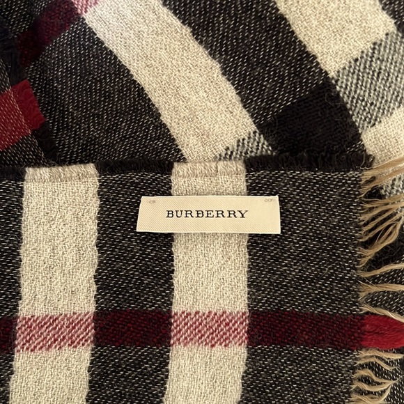Burberry Signature Check Print Wool Scarf - Reversible - Picture 4 of 6